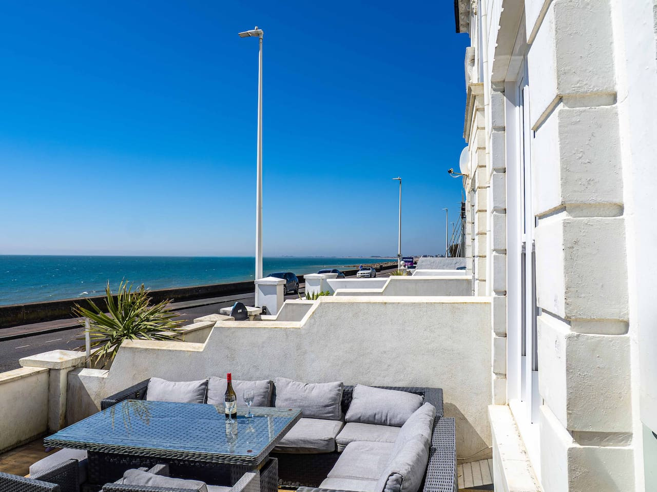 Luxury Seafront Villa for 12 with Ocean Views in 3 Gloster Terrace - Property image 5 - VivreStays