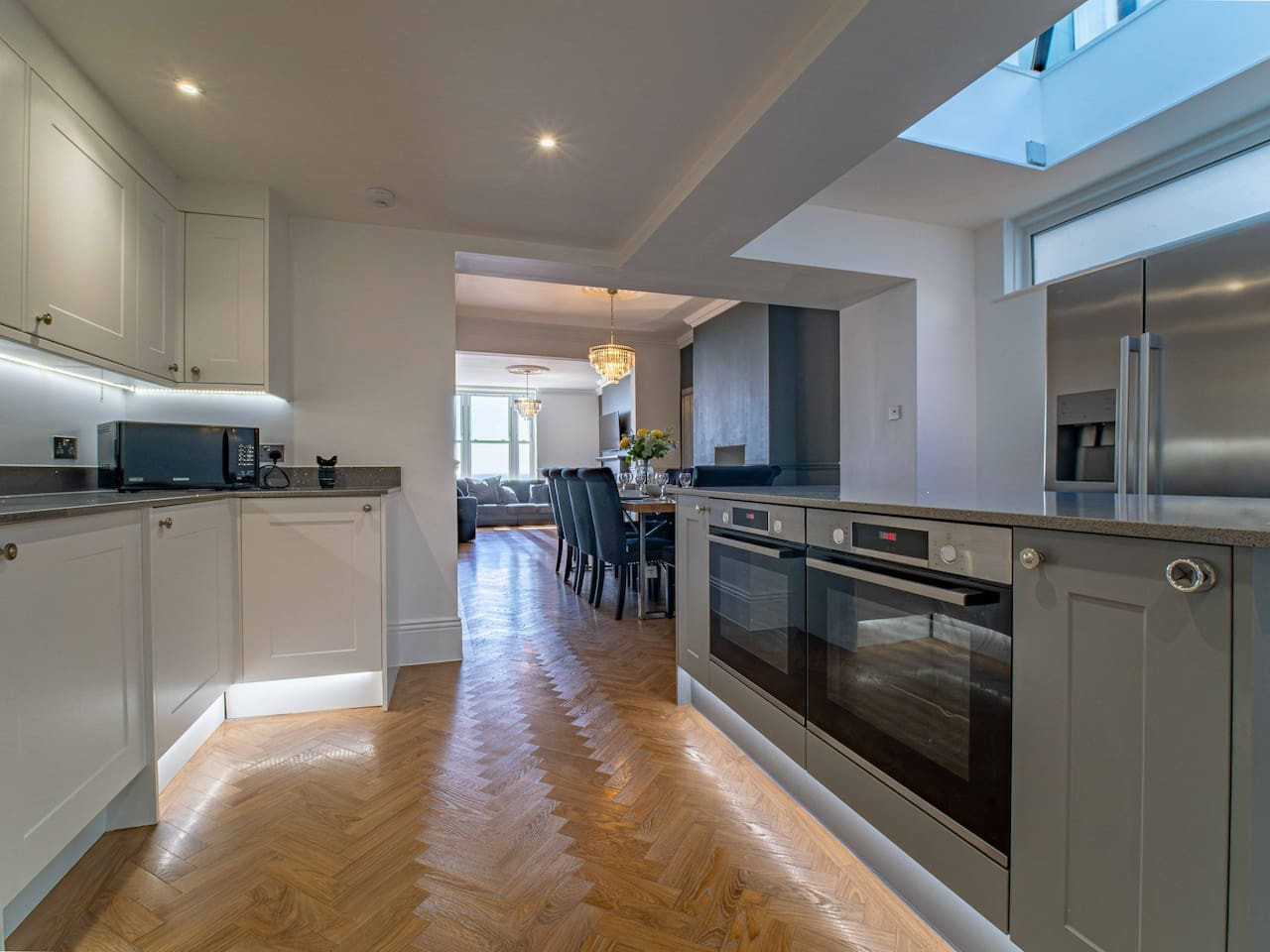 Luxury Seafront Villa for 12 with Ocean Views in 3 Gloster Terrace - Property image 6 - VivreStays