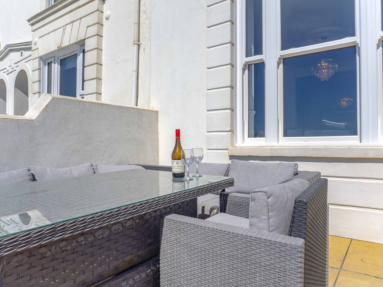 Luxury Seafront Villa for 12 with Ocean Views in 3 Gloster Terrace - Property image 38 - VivreStays
