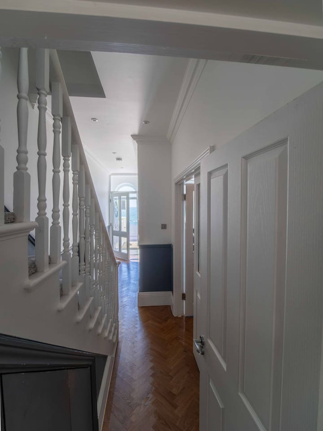 Luxury Seafront Villa for 12 with Ocean Views in 3 Gloster Terrace - Property image 35 - VivreStays