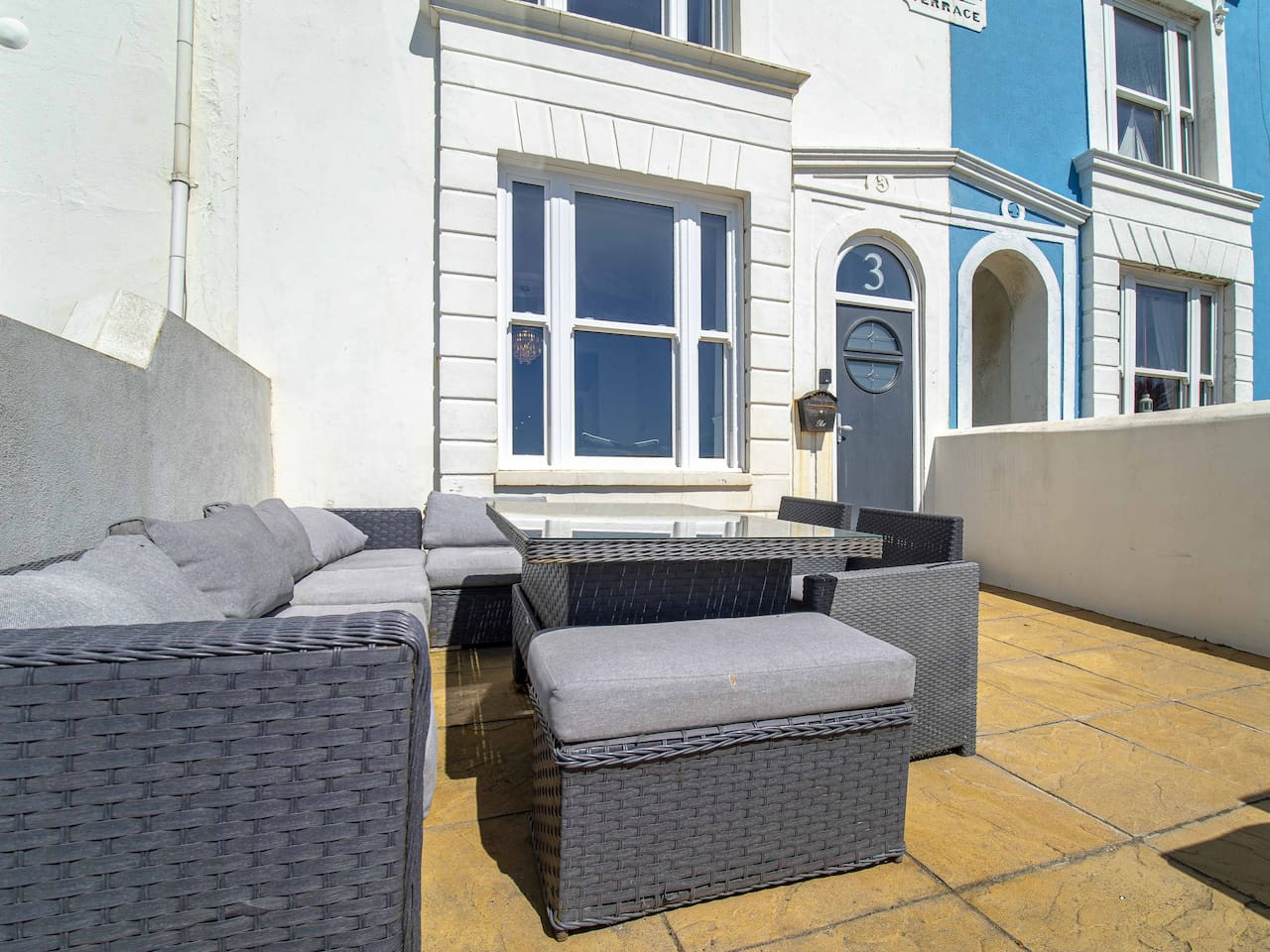 Luxury Seafront Villa for 12 with Ocean Views in 3 Gloster Terrace - Property image 3 - VivreStays