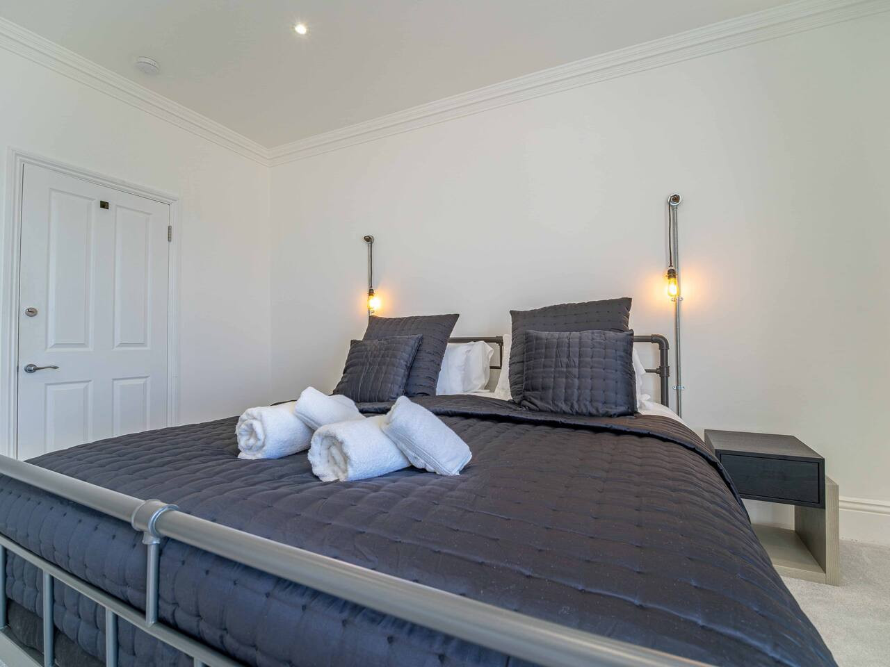 Luxury Seafront Villa for 12 with Ocean Views in 3 Gloster Terrace - Property image 30 - VivreStays