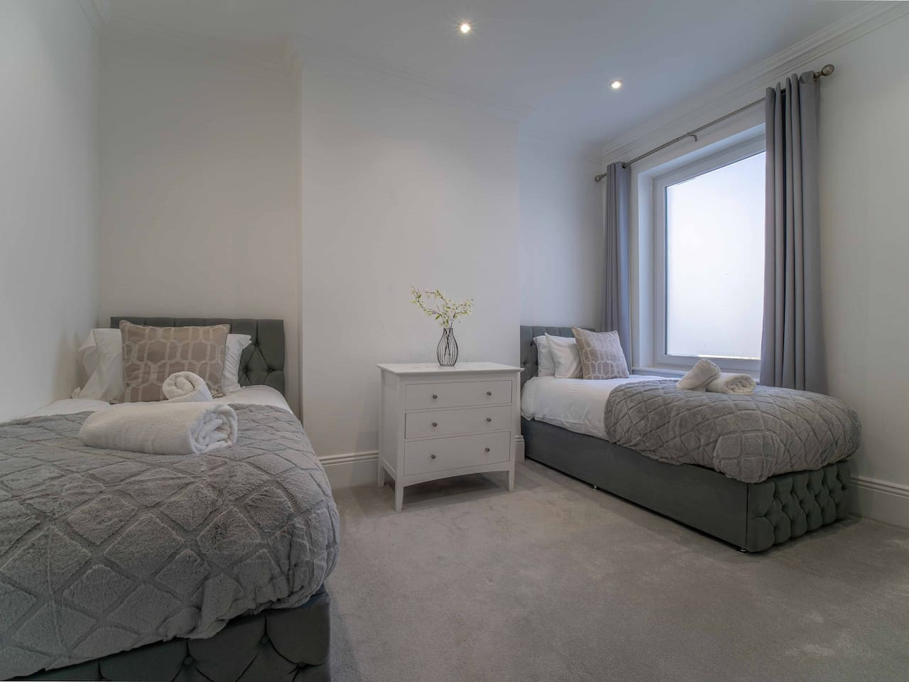 Luxury Seafront Villa for 12 with Ocean Views in 3 Gloster Terrace - Property image 10 - VivreStays