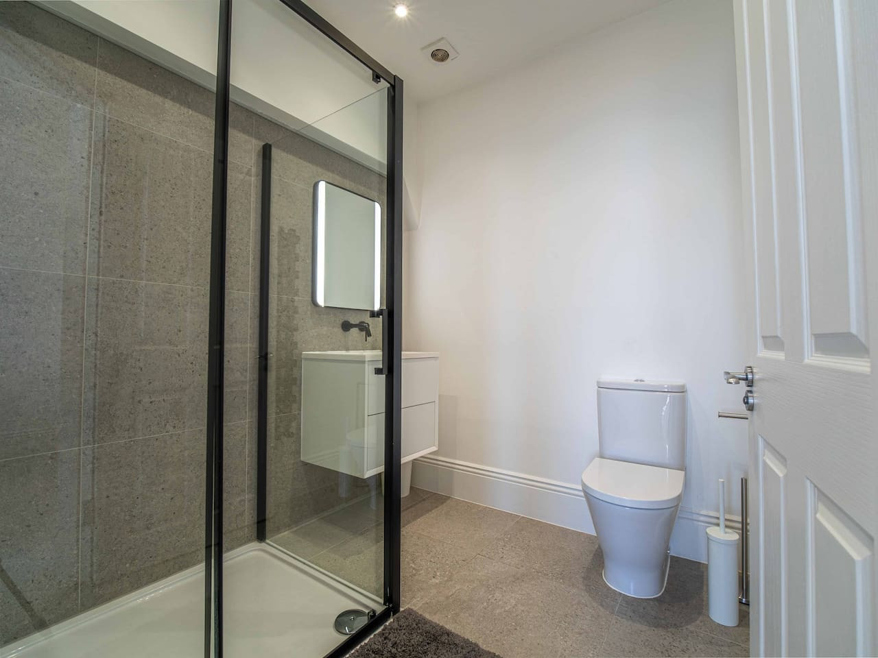 Luxury Seafront Villa for 12 with Ocean Views in 3 Gloster Terrace - Property image 14 - VivreStays