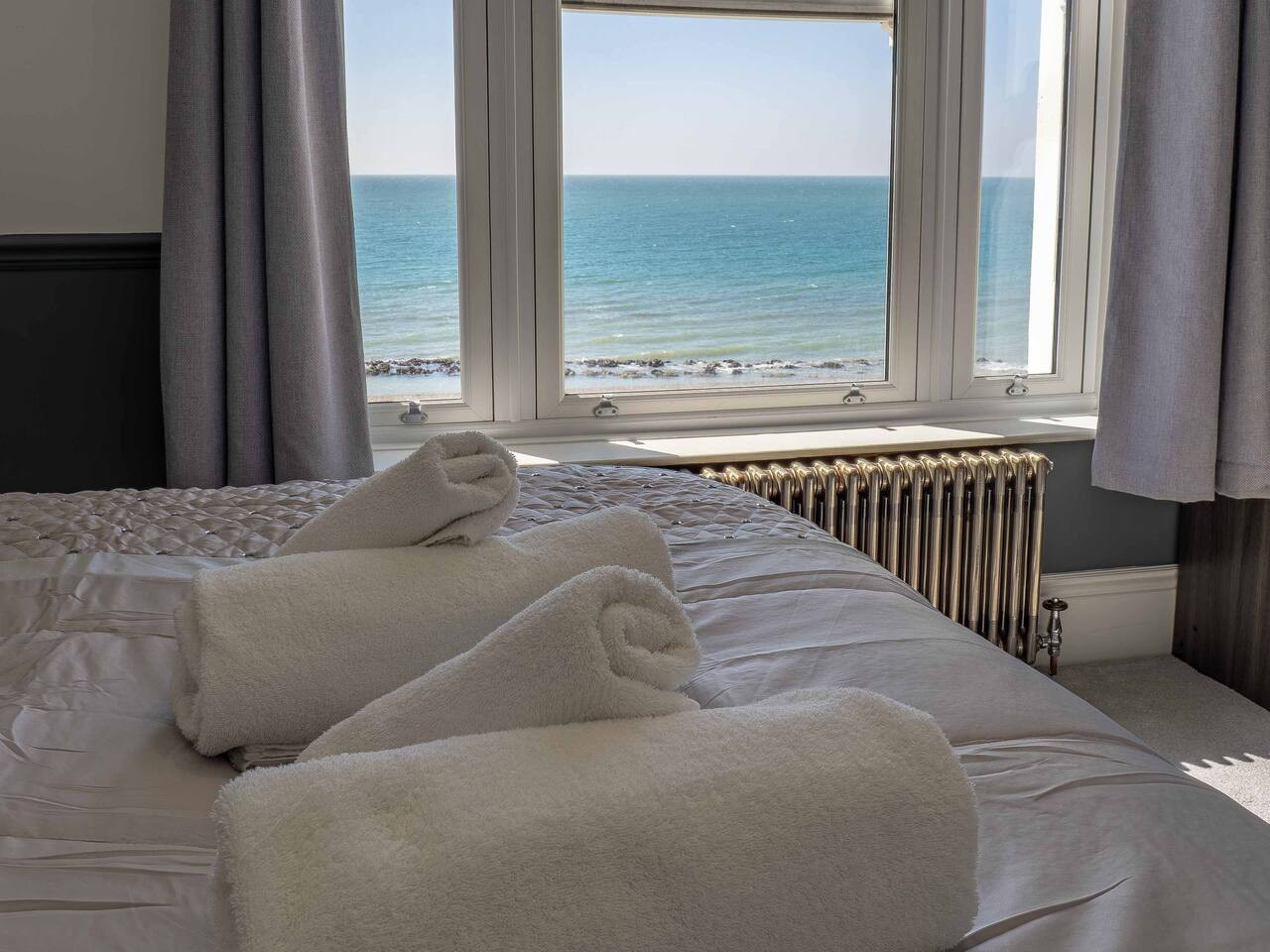 Luxury Seafront Villa for 12 with Ocean Views in 3 Gloster Terrace - Property image 28 - VivreStays