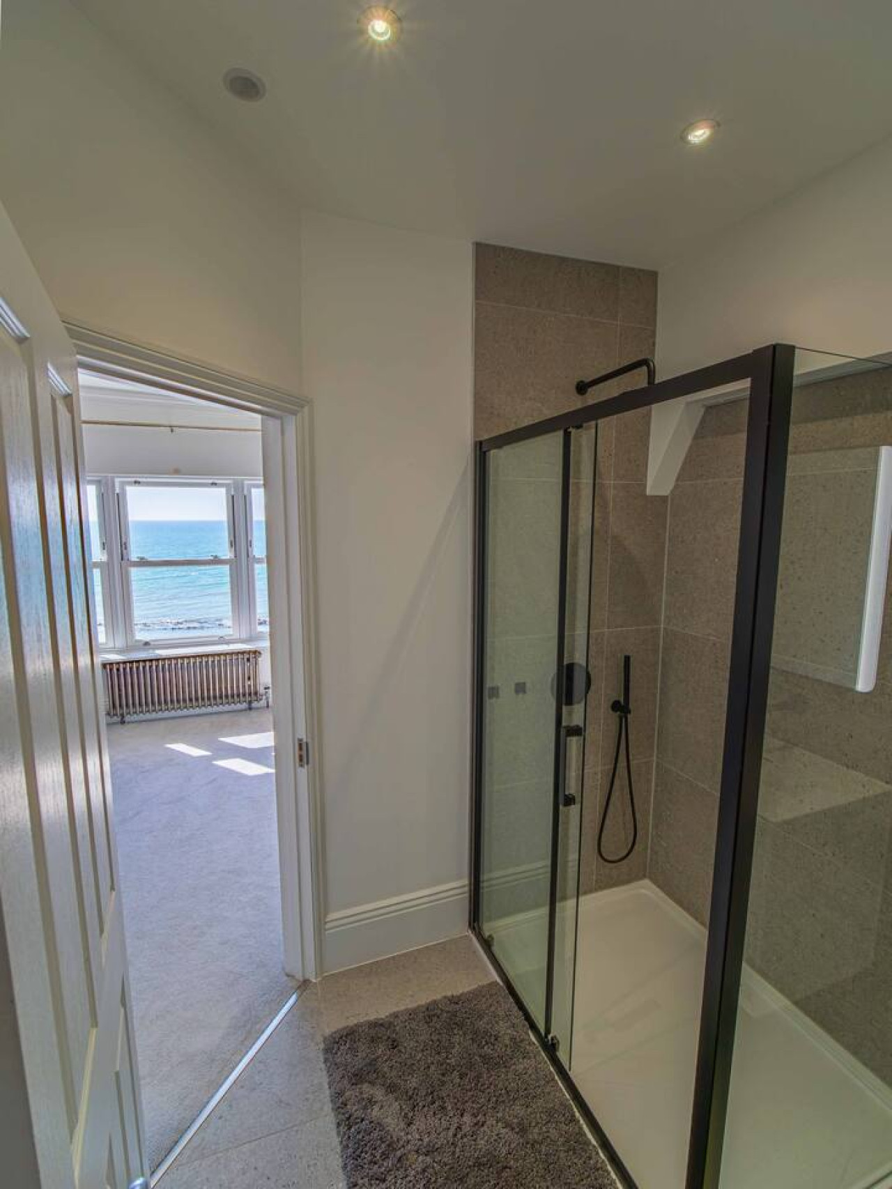 Luxury Seafront Villa for 12 with Ocean Views in 3 Gloster Terrace - Property image 16 - VivreStays
