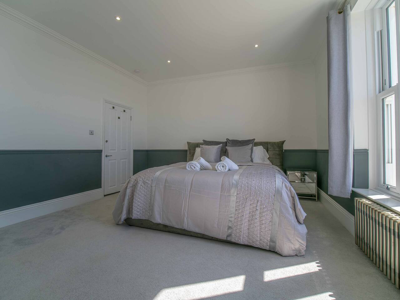 Luxury Seafront Villa for 12 with Ocean Views in 3 Gloster Terrace - Property image 26 - VivreStays