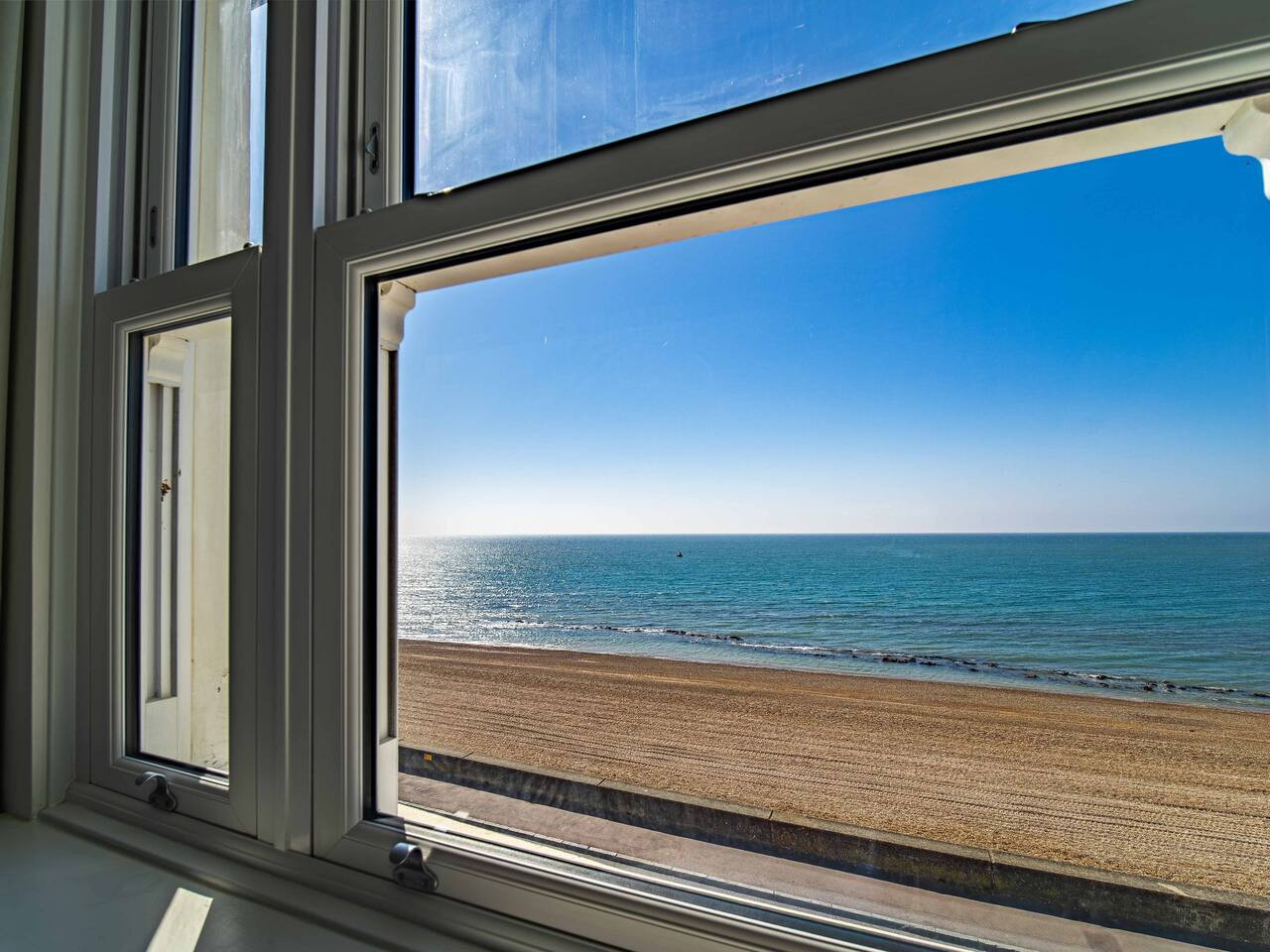 Luxury Seafront Villa for 12 with Ocean Views in 3 Gloster Terrace - Property image 18 - VivreStays