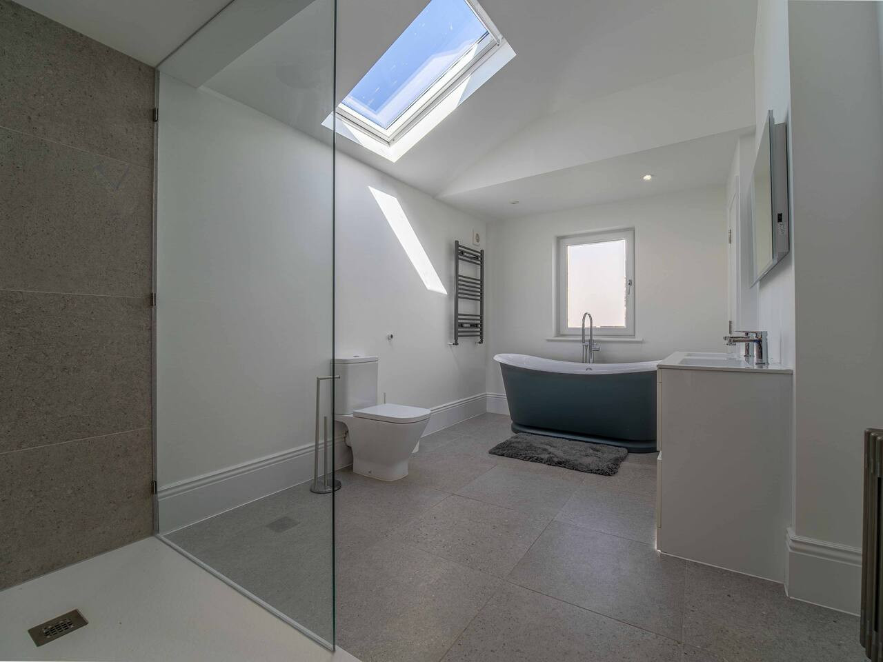 Luxury Seafront Villa for 12 with Ocean Views in 3 Gloster Terrace - Property image 4 - VivreStays