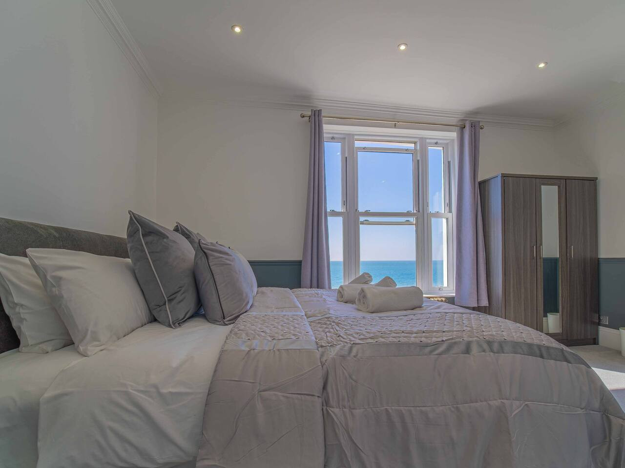 Luxury Seafront Villa for 12 with Ocean Views in 3 Gloster Terrace - Property image 27 - VivreStays
