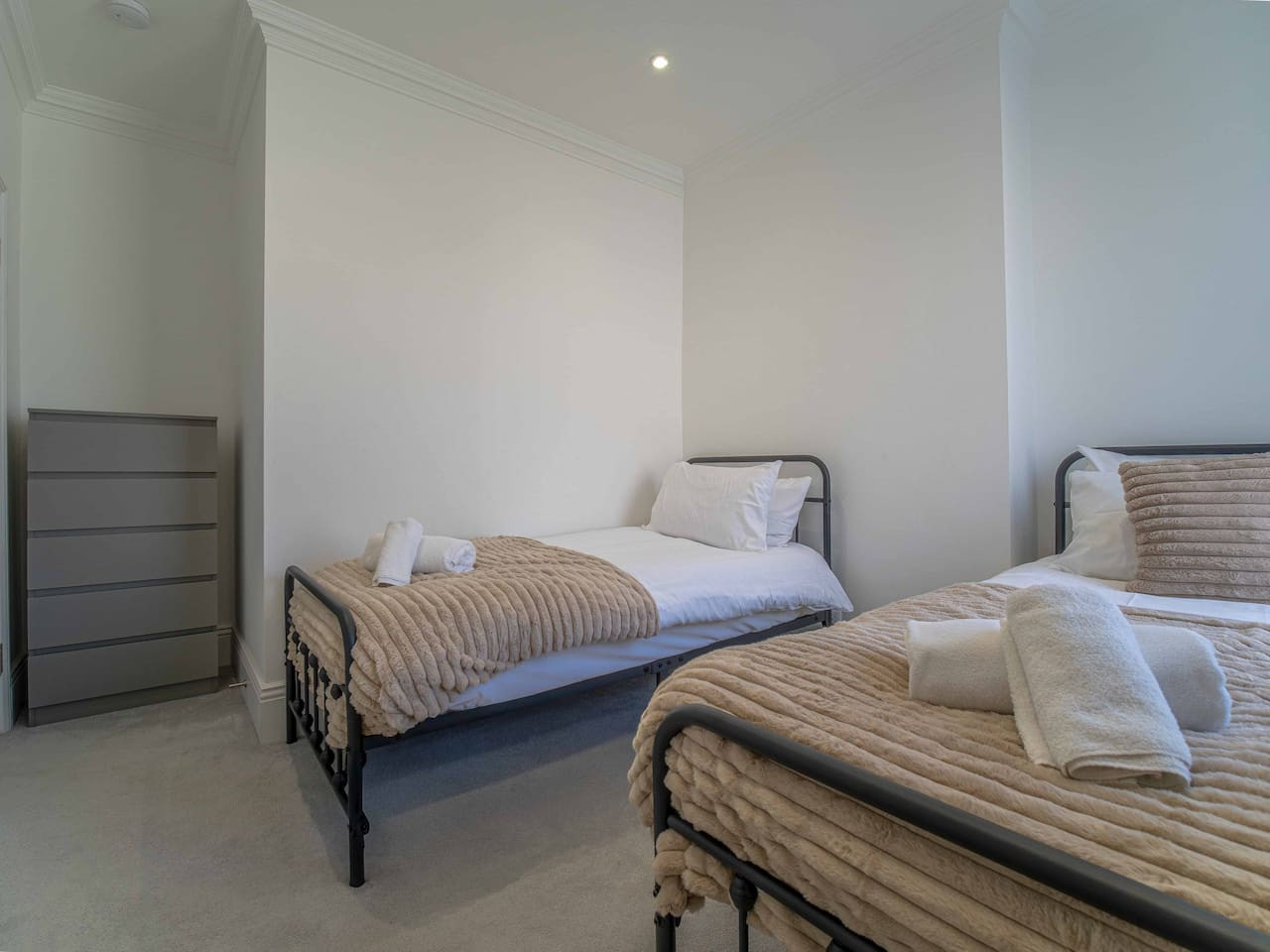 Luxury Seafront Villa for 12 with Ocean Views in 3 Gloster Terrace - Property image 32 - VivreStays