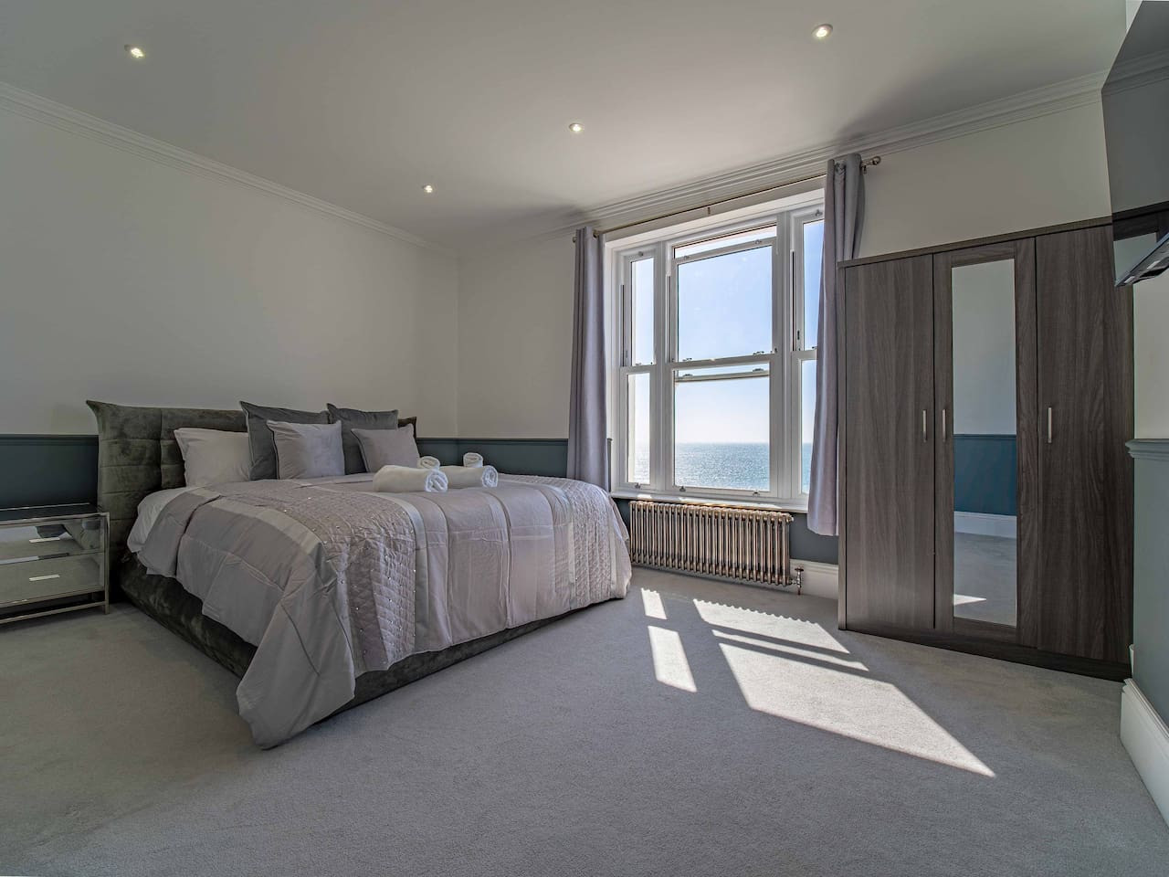 Luxury Seafront Villa for 12 with Ocean Views in 3 Gloster Terrace - Property image 2 - VivreStays