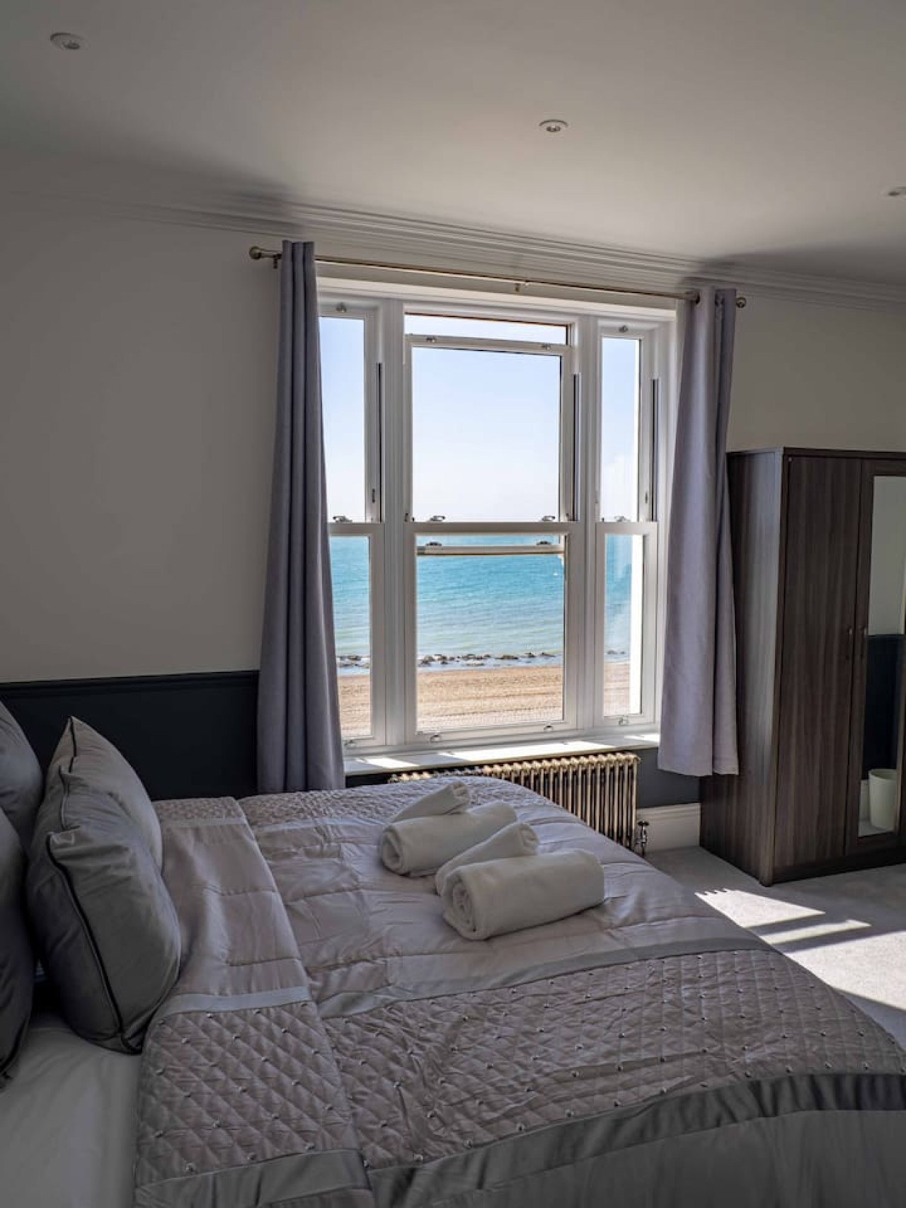 Luxury Seafront Villa for 12 with Ocean Views in 3 Gloster Terrace - Property image 25 - VivreStays