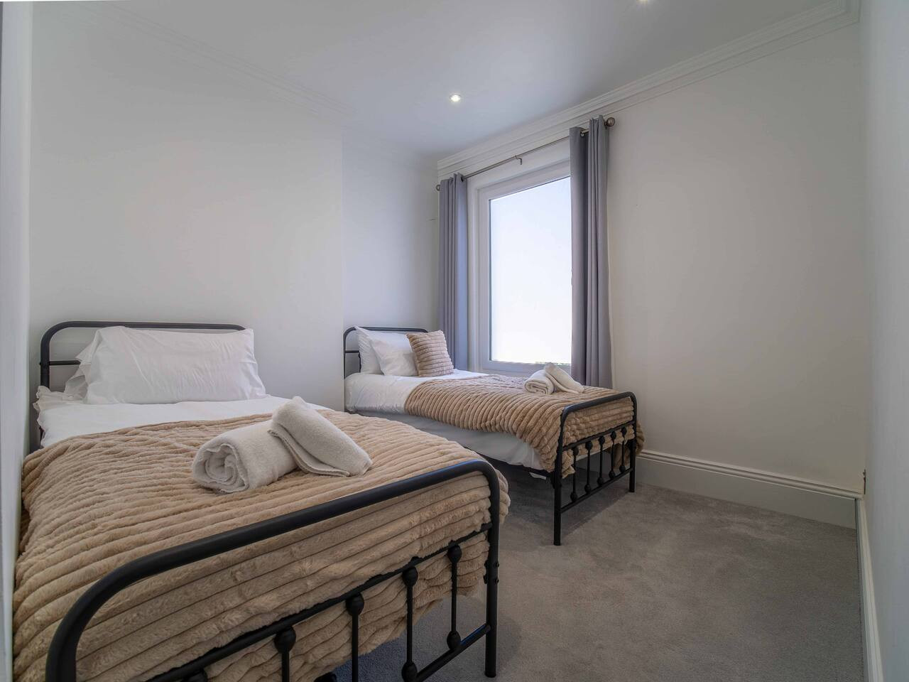 Luxury Seafront Villa for 12 with Ocean Views in 3 Gloster Terrace - Property image 11 - VivreStays