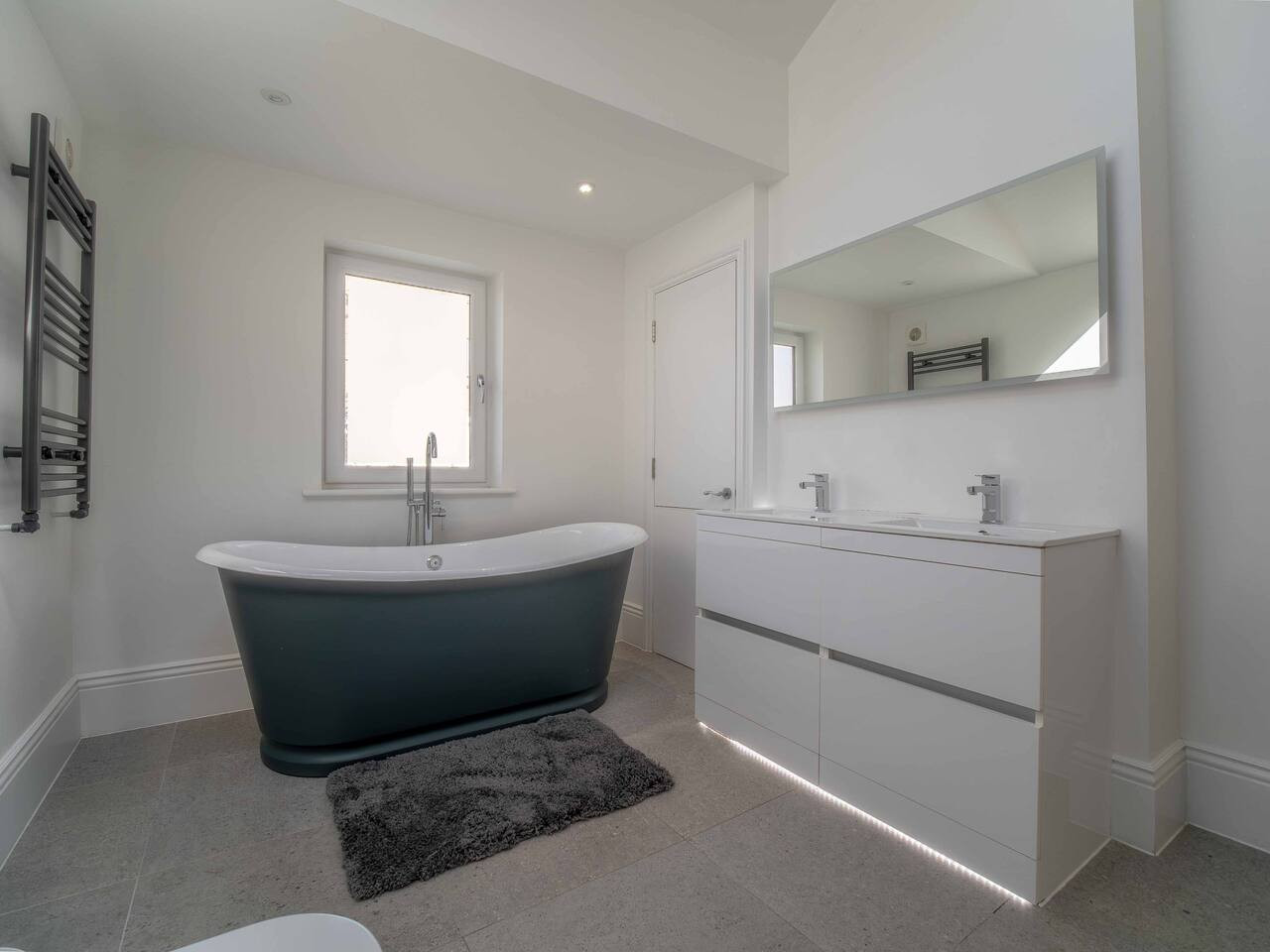 Luxury Seafront Villa for 12 with Ocean Views in 3 Gloster Terrace - Property image 12 - VivreStays