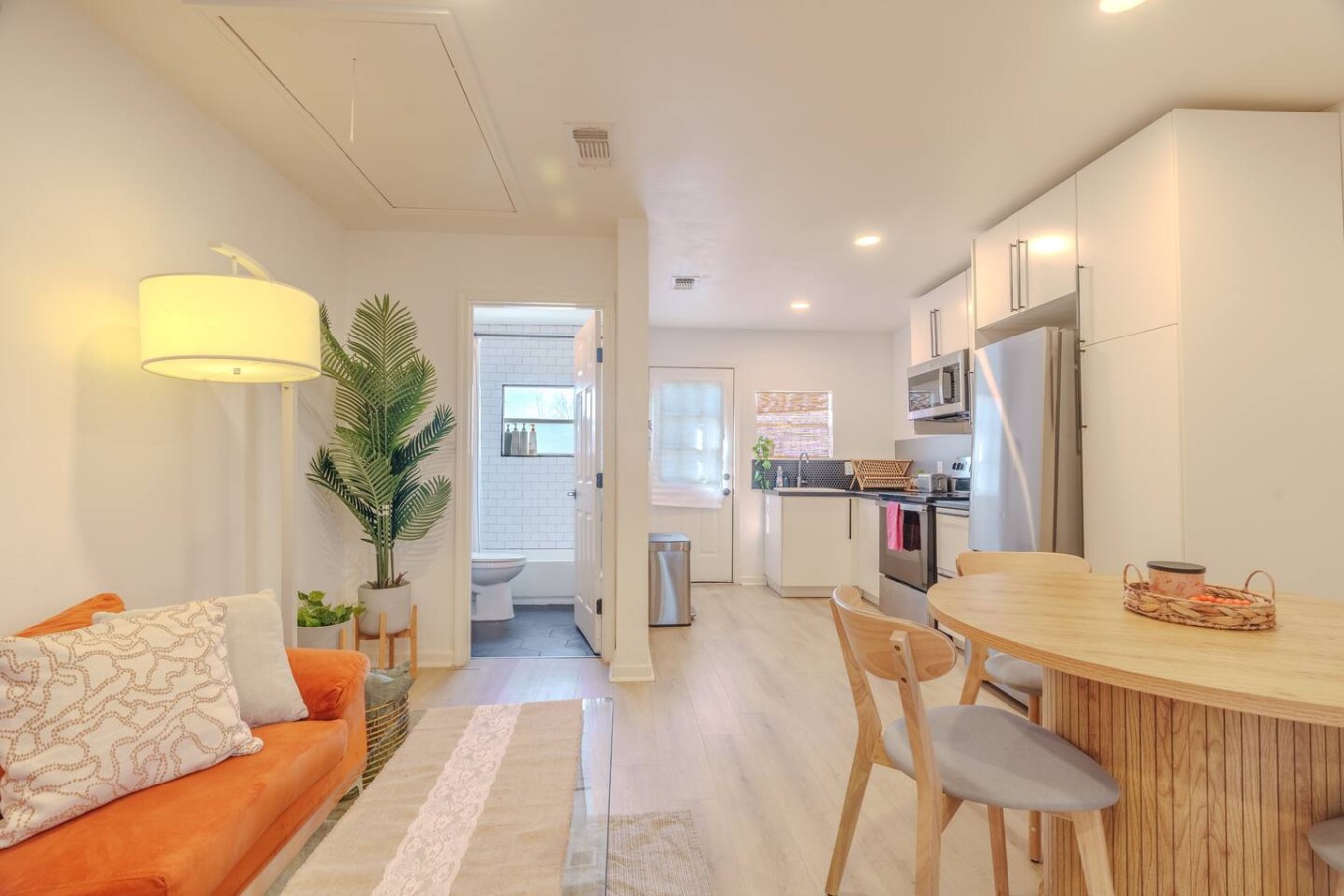 Modern 3br Near Downtown With Fenced Backyard - San Antonio, TX