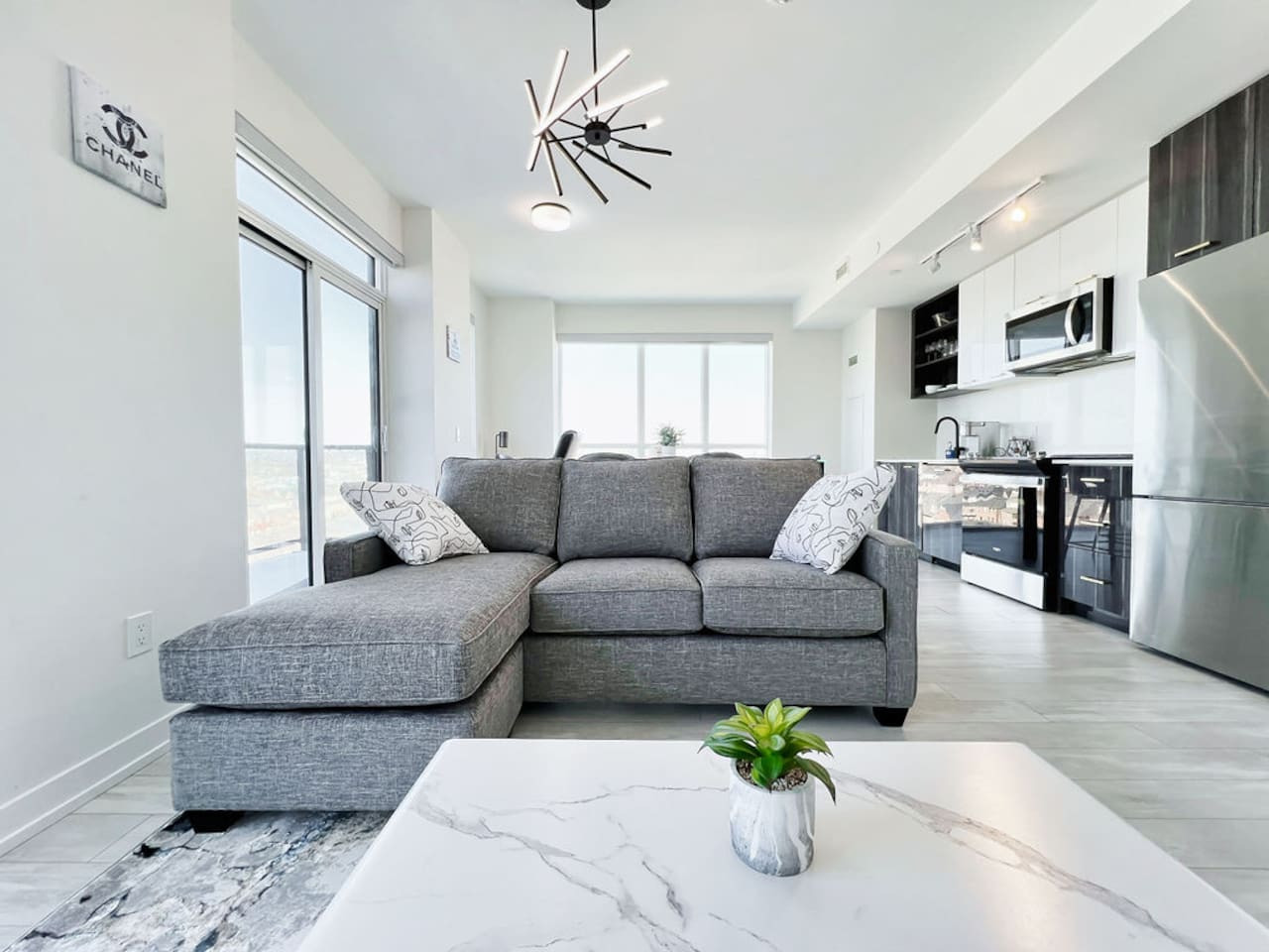 Stunning City Views And Large Balcony - Stylish Urban Retreat - Toronto