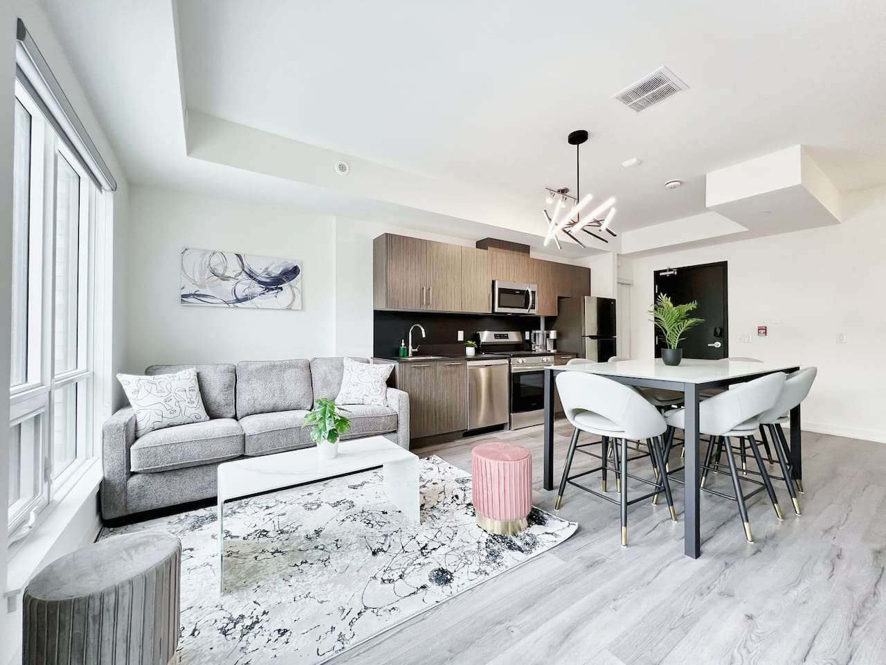 Rooftop Terrace And Modern Amenities - Stylish Urban Retreat - Toronto