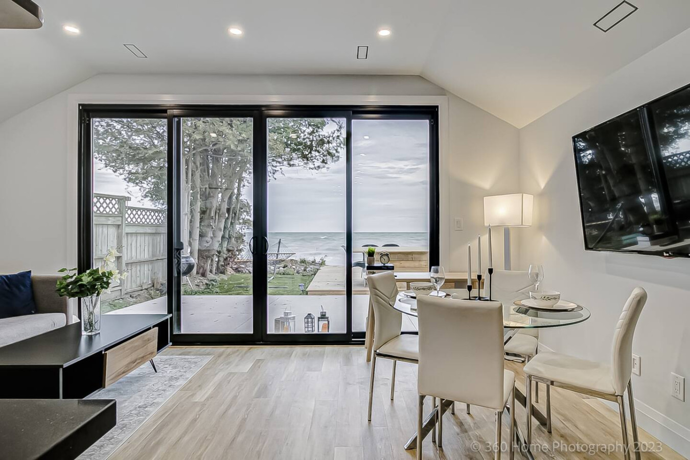 Lakeside Relaxation And Modern Comfort - Serene Retreat - Bowmanville