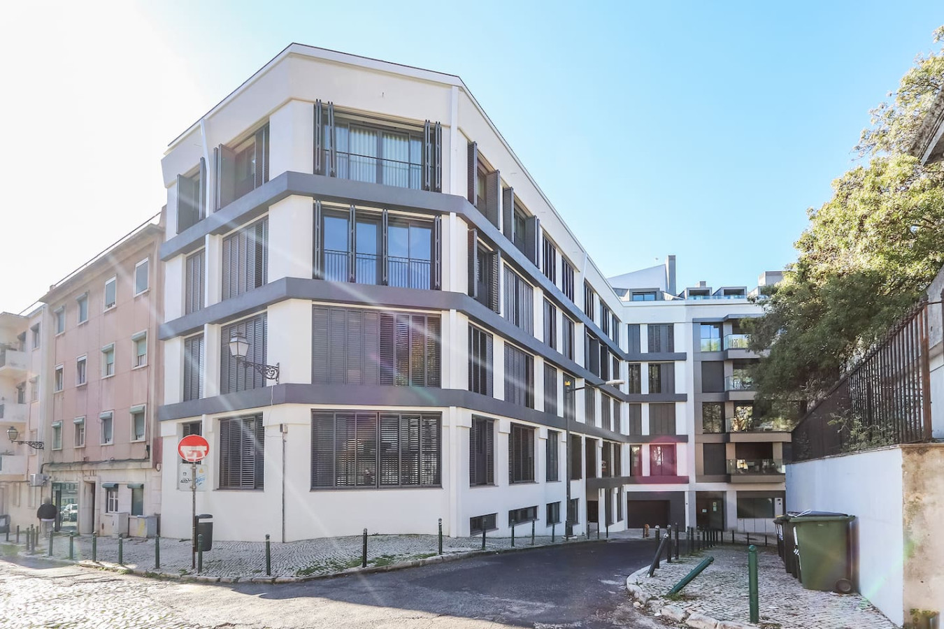 Marques Pombal Central 2 bed Apt thumbnail 4