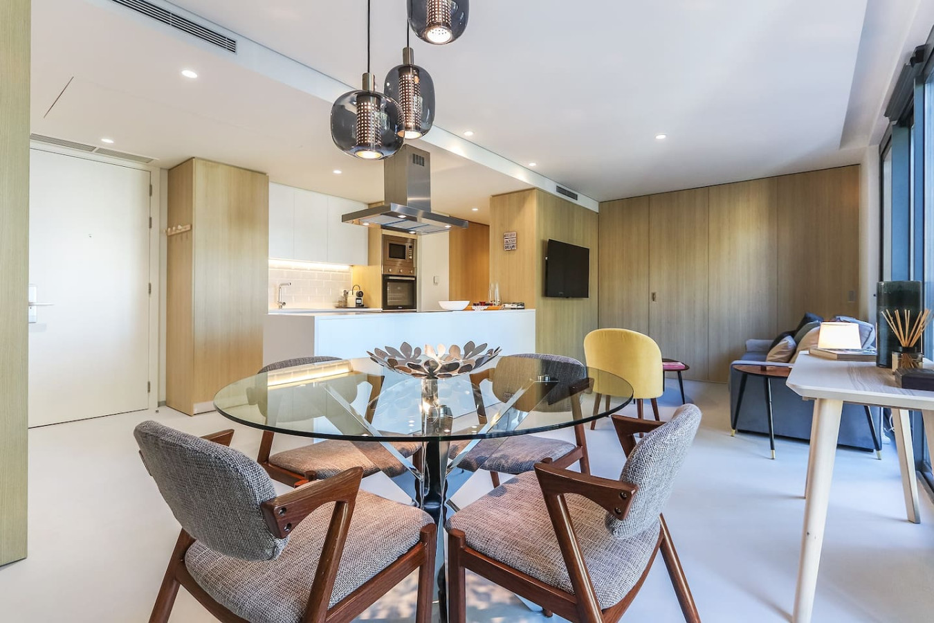 Marques Pombal Central 2 bed Apt AC thumbnail 3