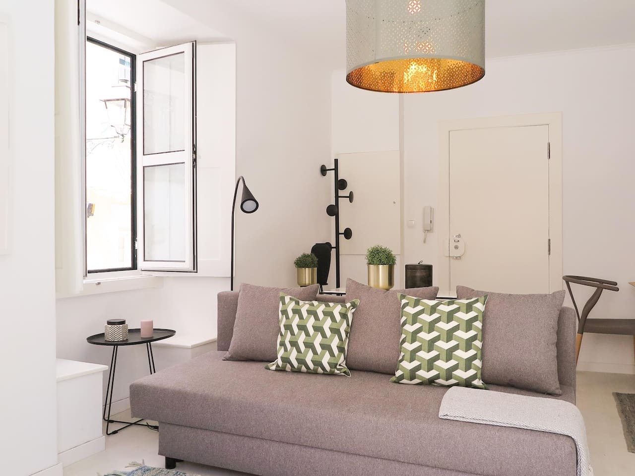 Stay in Bica – Bright 1BR Apt
