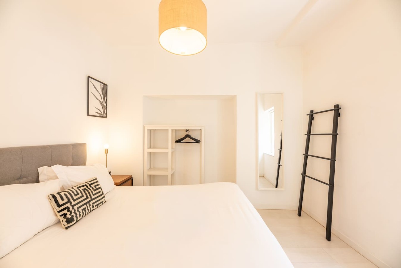 Stay in Bica – Bright 1BR Apt