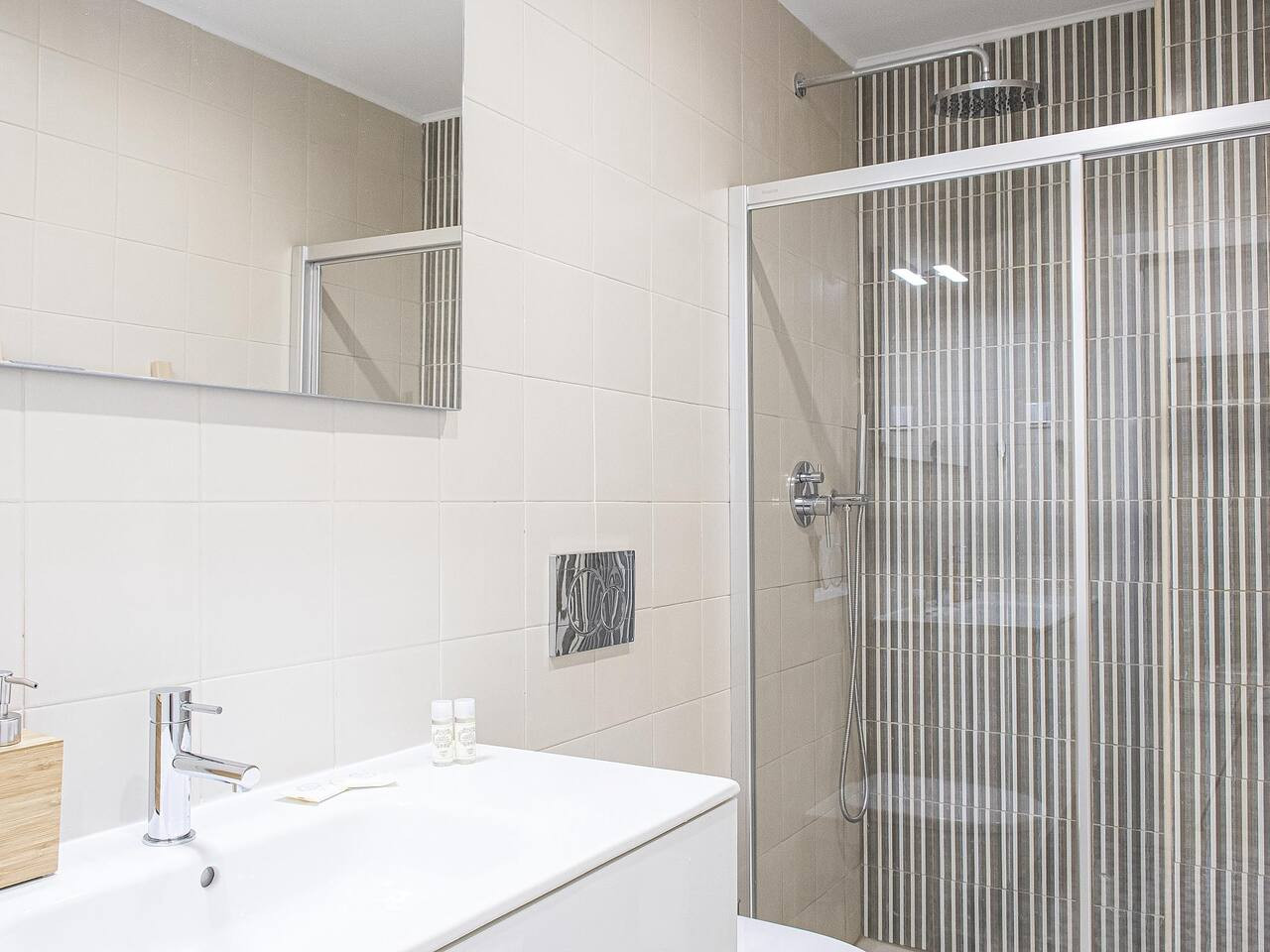 Grace Lovely Bright Apt with Elevator – photo 5