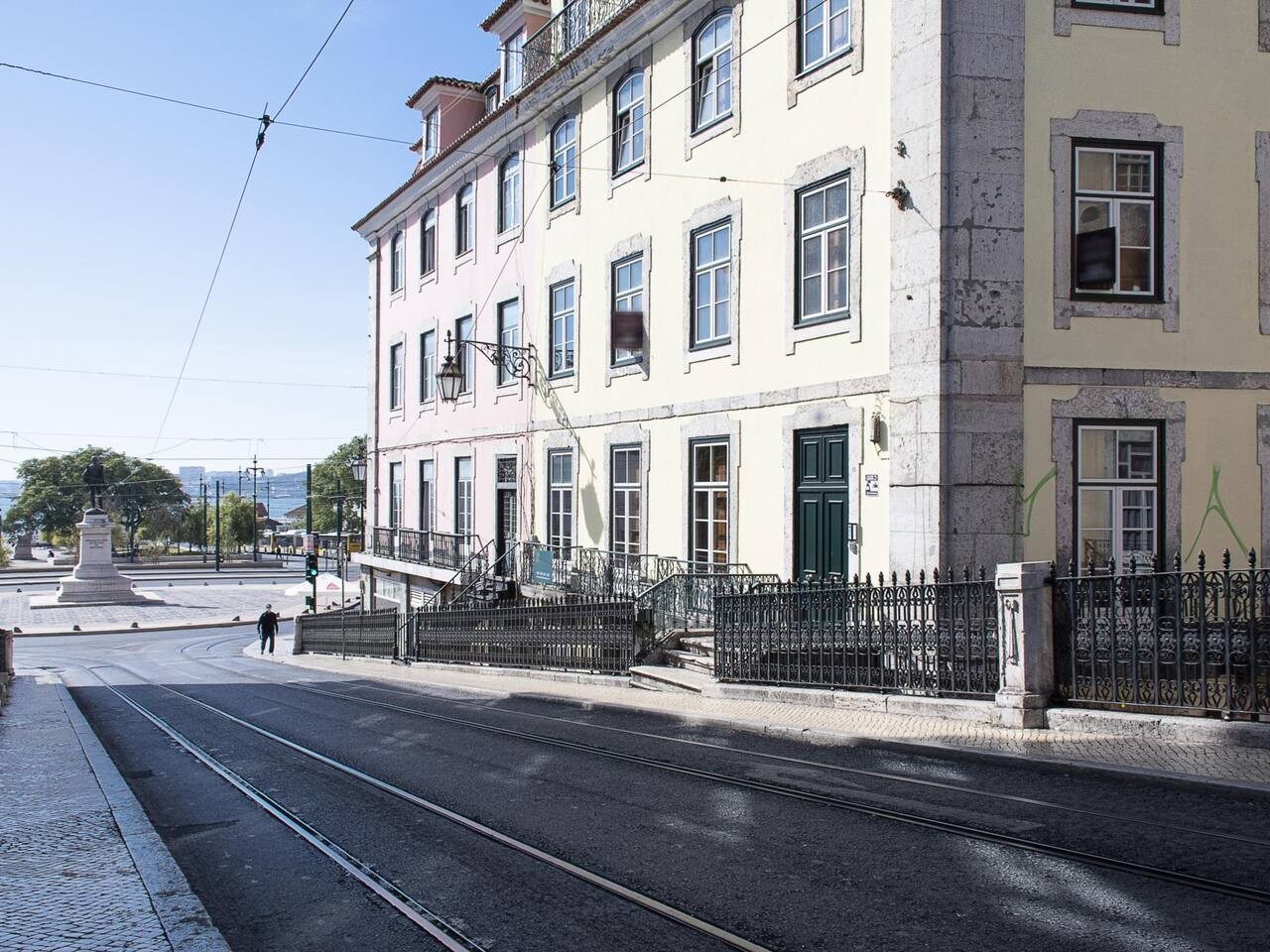 Chiado Cozy & Bright 1BR Apt with AC – photo 5