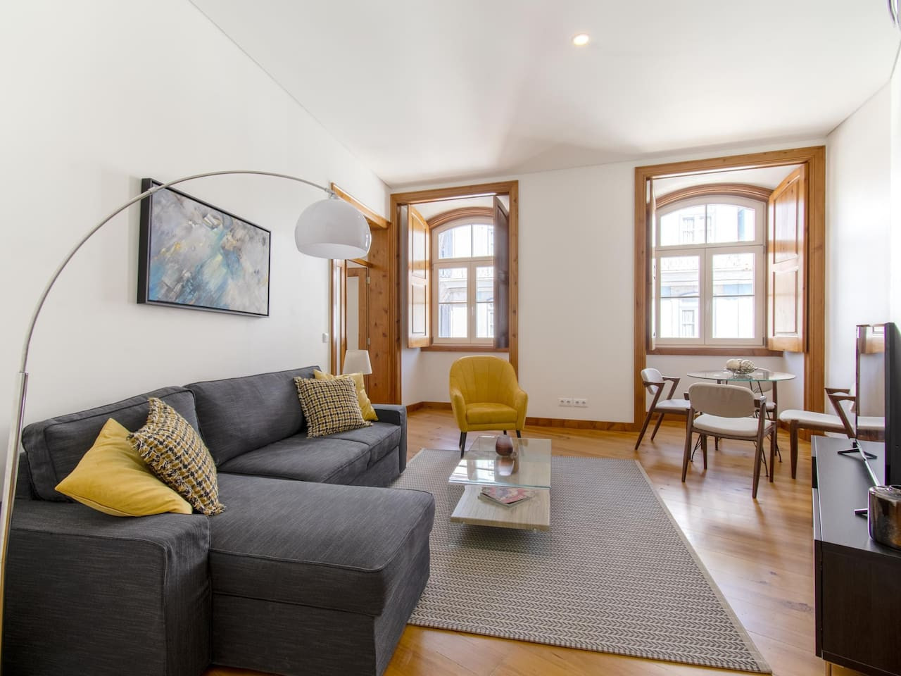Chiado Stylish Bright Apt with AC