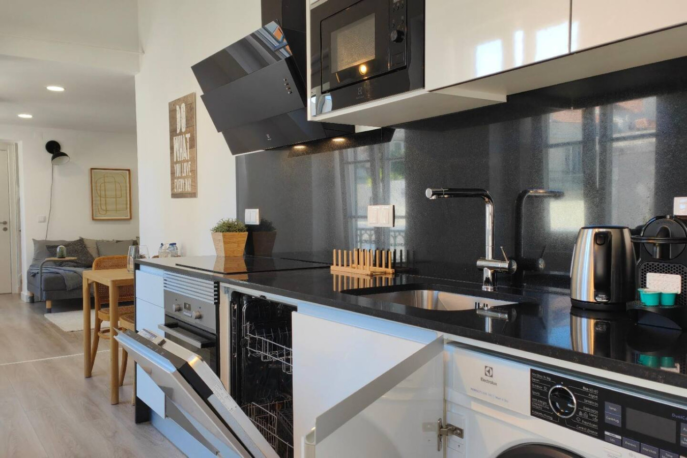 Chiado Modern Attic Duplex 2-Bedroom Apartment – photo 4