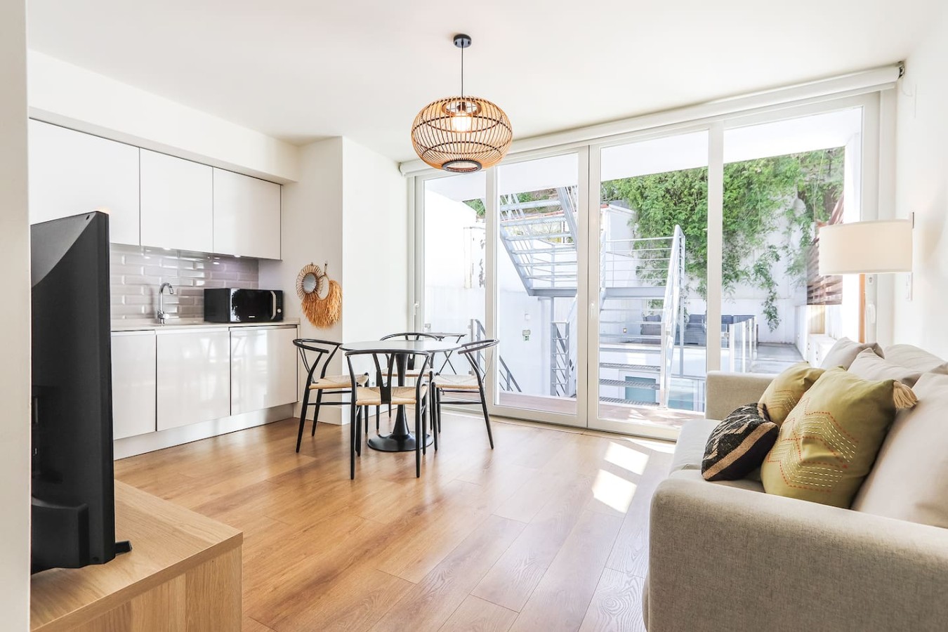 Bairro Alto Stylish 2BR Apt | Elevator & AC