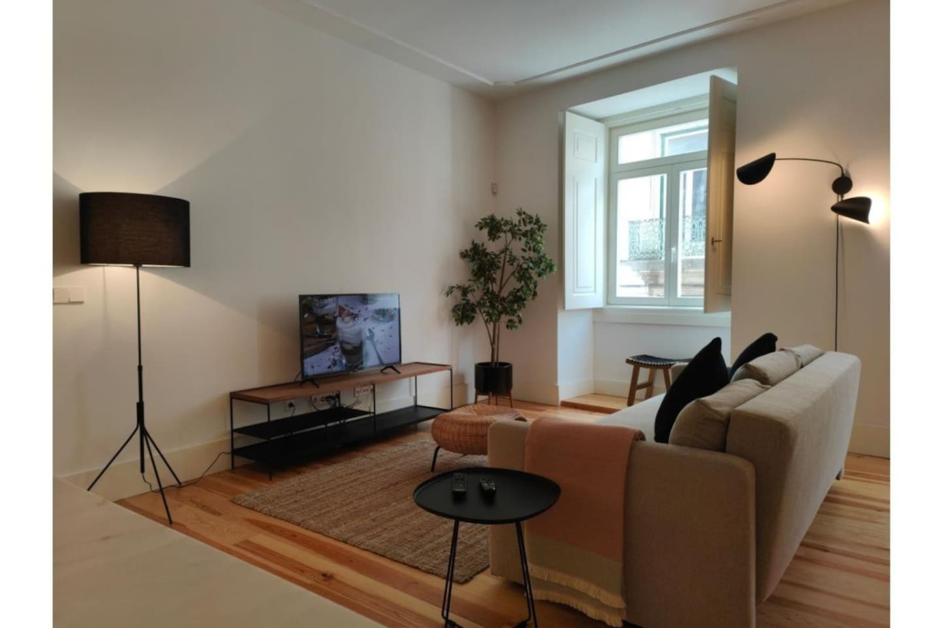Amazing Spacious Chiado 2-Bedroom Stylish Apt w AC – photo 5