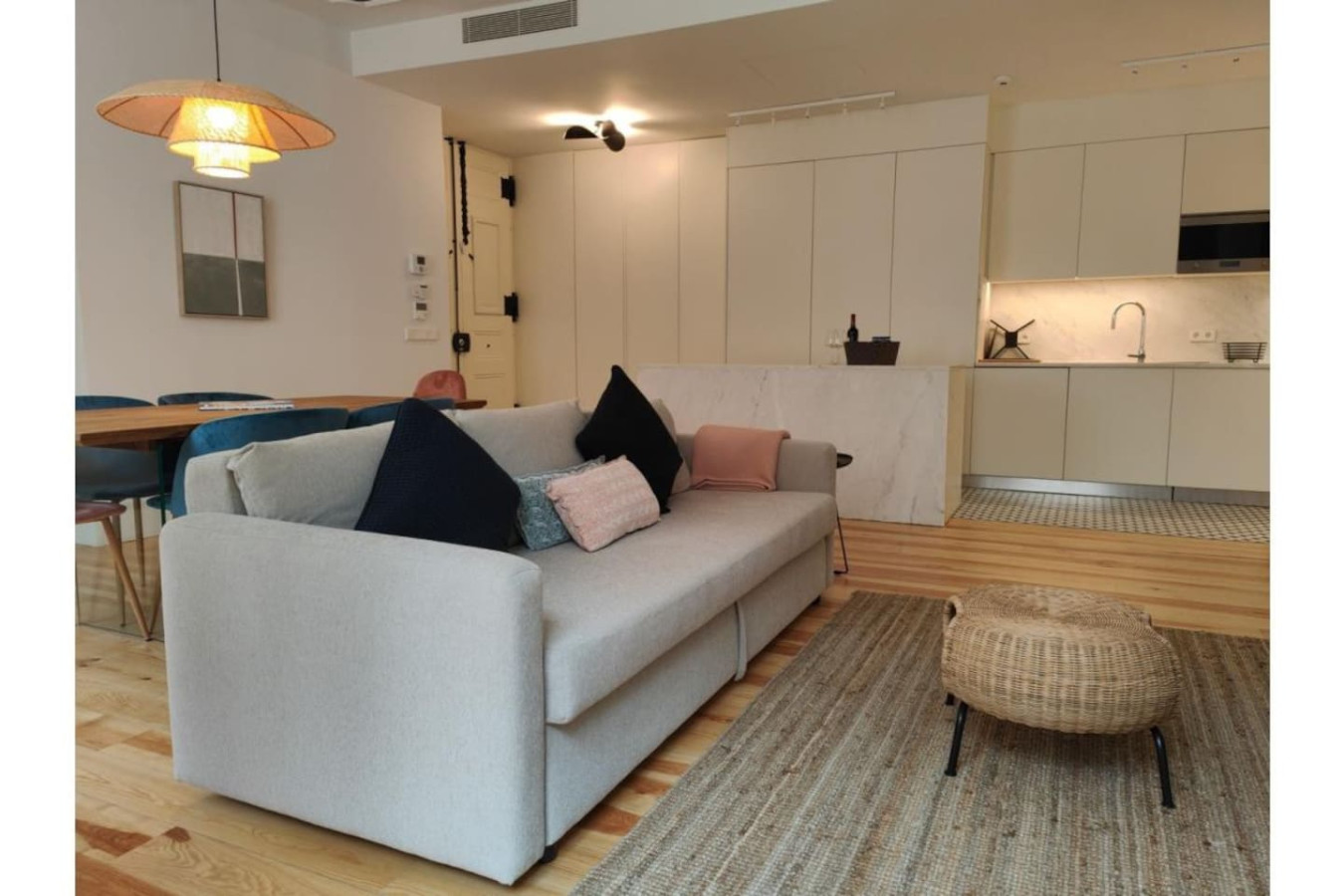 Amazing Spacious Chiado 2-Bedroom Stylish Apt w AC thumbnail 3