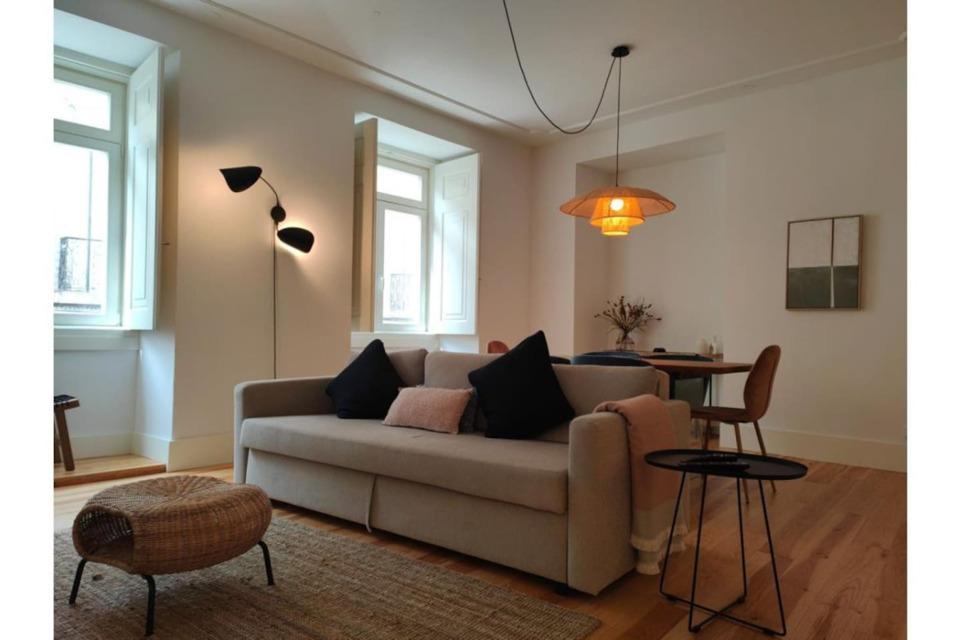 Amazing Spacious Chiado 2-Bedroom Stylish Apt w AC thumbnail 4