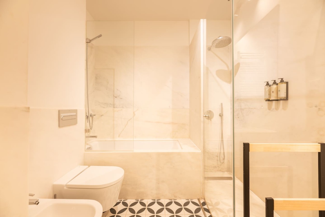 Amazing Spacious Chiado 2-Bedroom Stylish Apt w AC – photo 4