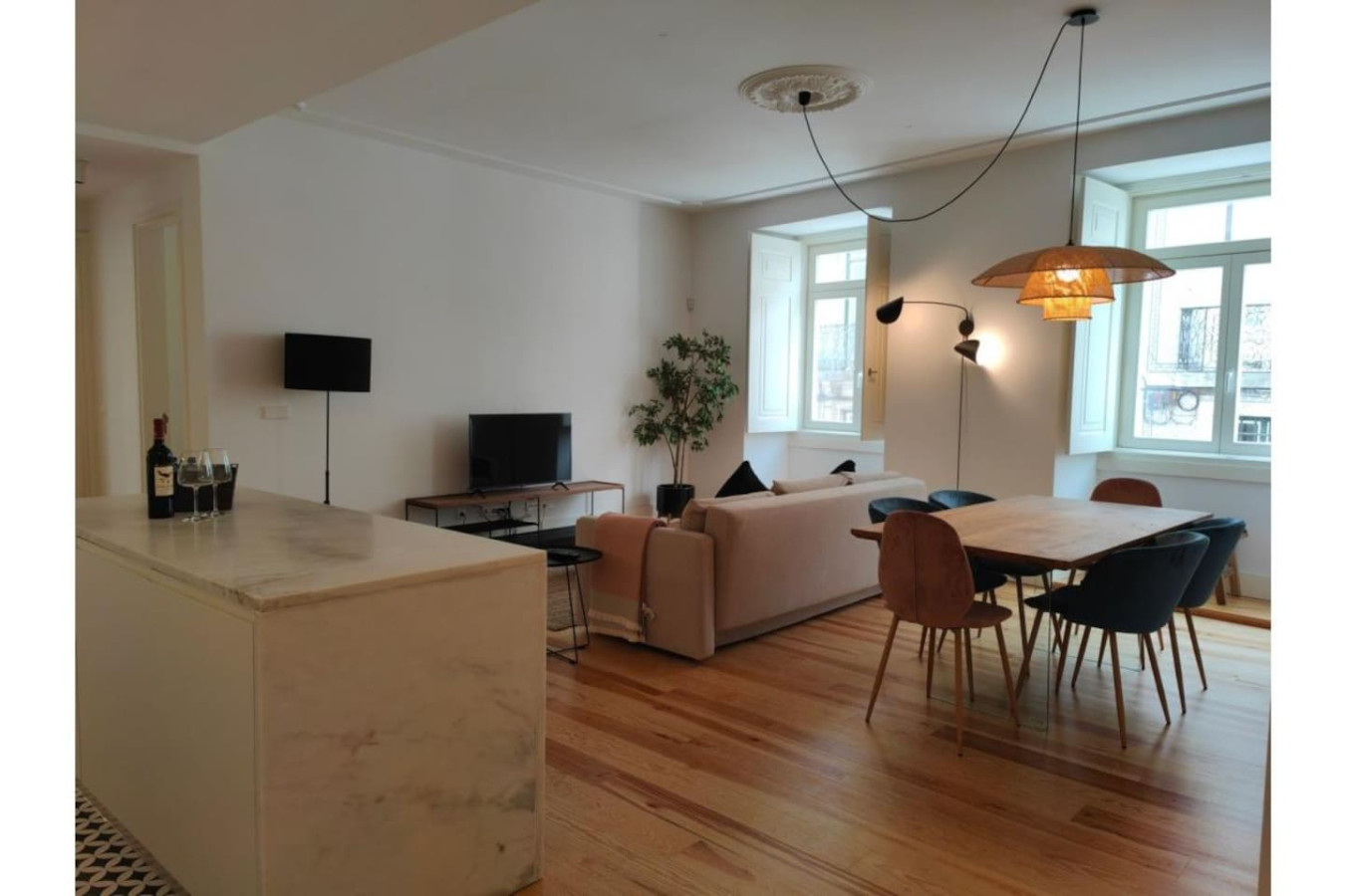 Amazing Spacious Chiado 2-Bedroom Stylish Apt w AC - Image 1