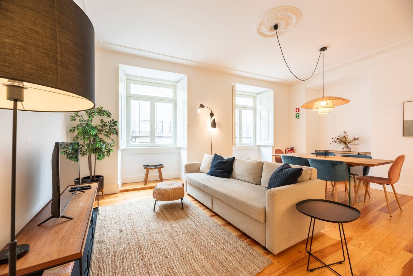 Amazing Spacious Chiado 2-Bedroom Stylish Apt w AC – photo 5