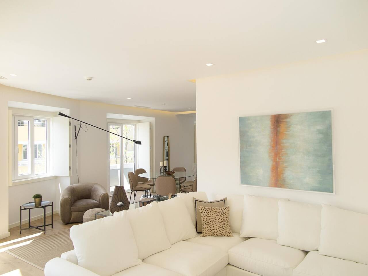 Eduardo VII Park Great Bright Apt with AC thumbnail 3