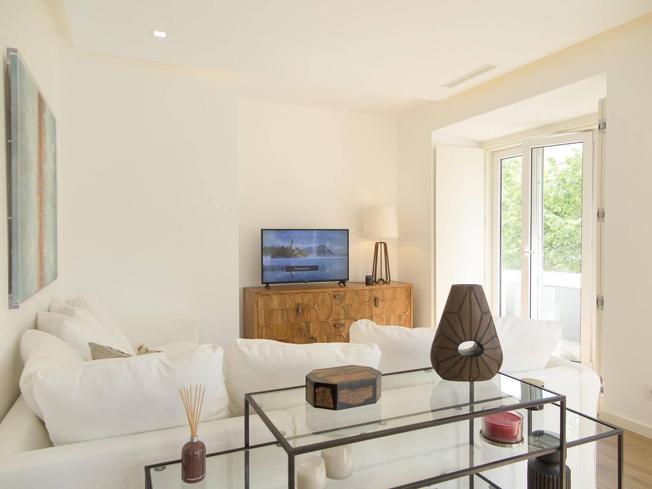 Eduardo VII Park Great Bright Apt with AC thumbnail 2