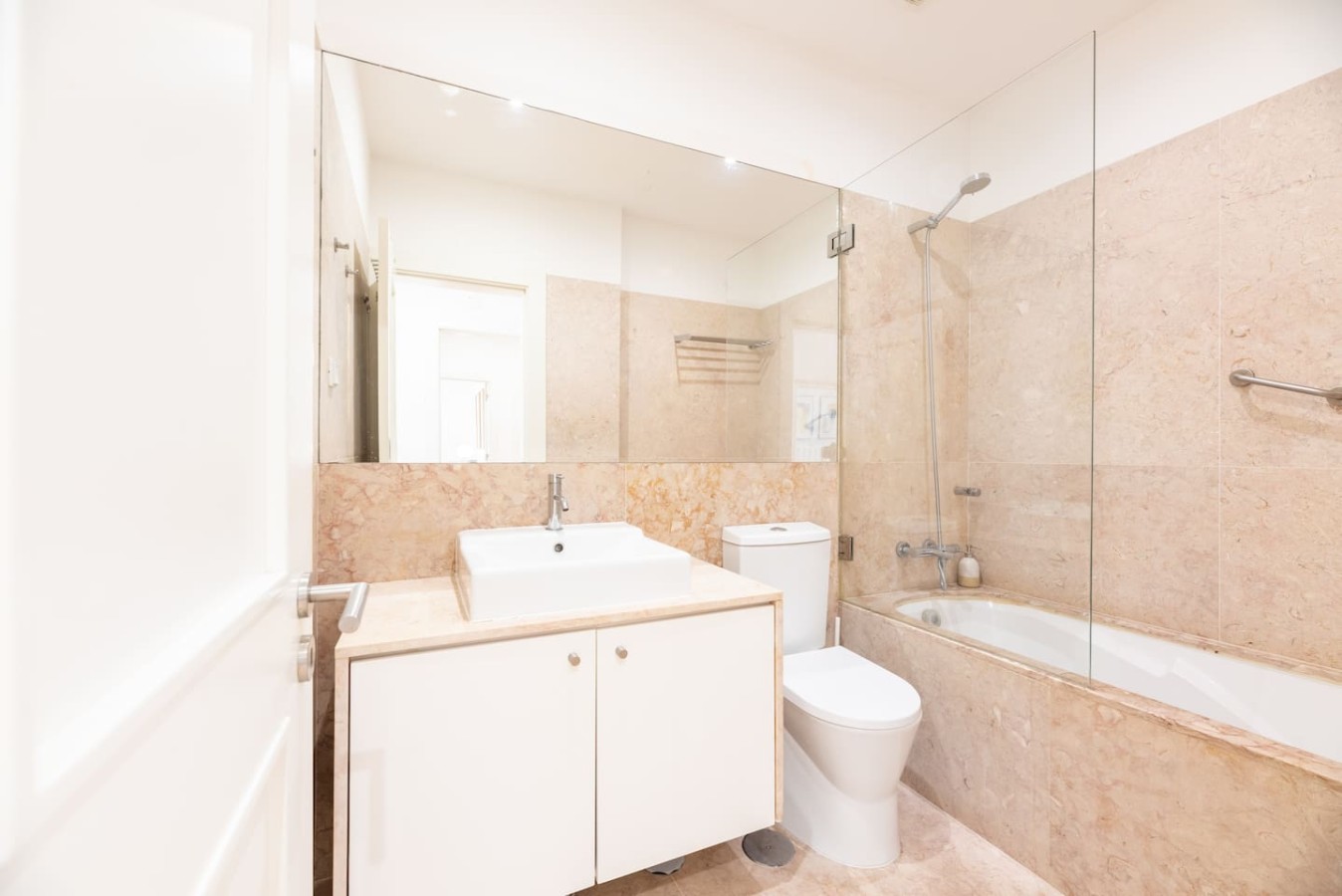 Liberdade 2BR Apt with AC, Garage & 2 Baths – photo 5