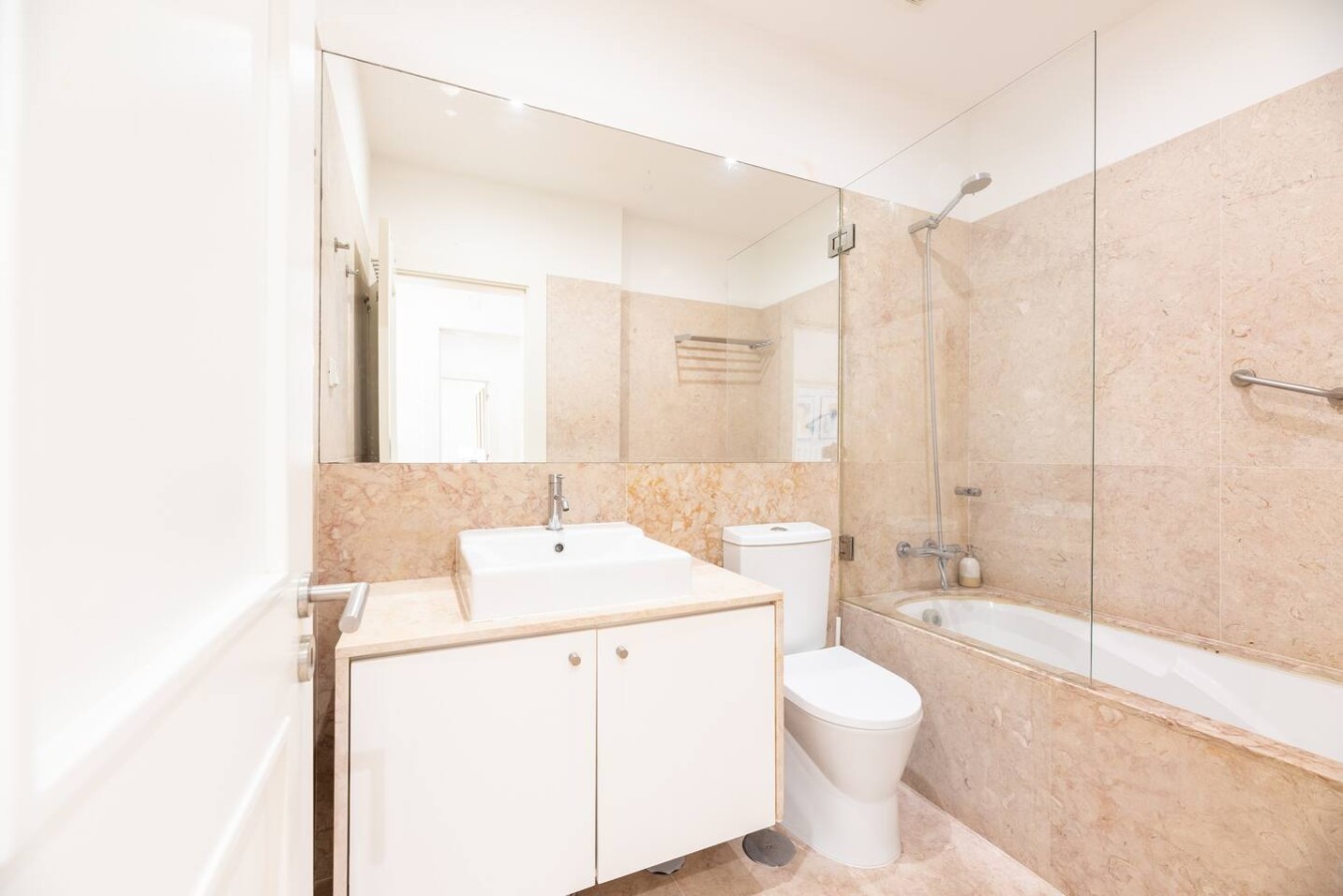 Liberdade 2BR Apt with AC, Garage & 2 Baths – photo 5