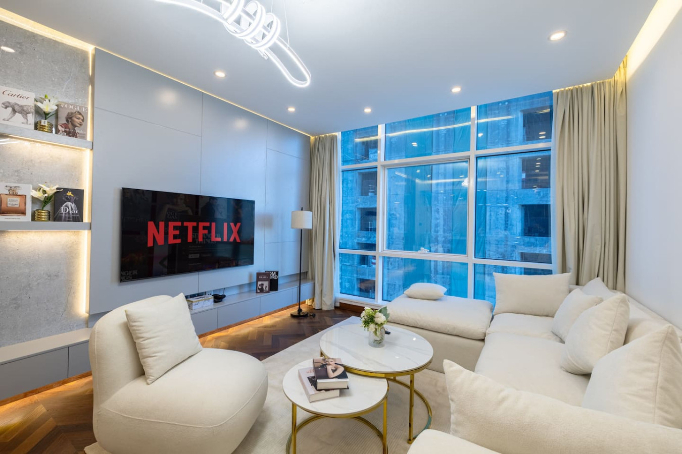 Modern 1BR | High Floor Near Mall & Tram