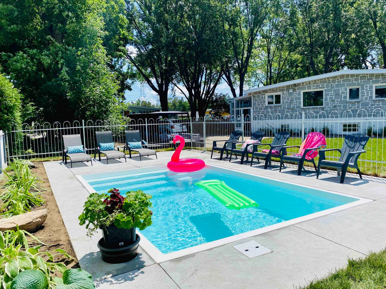 Spacious Family Haven With Pool And Sports Bar - Charming Retreat - Québec