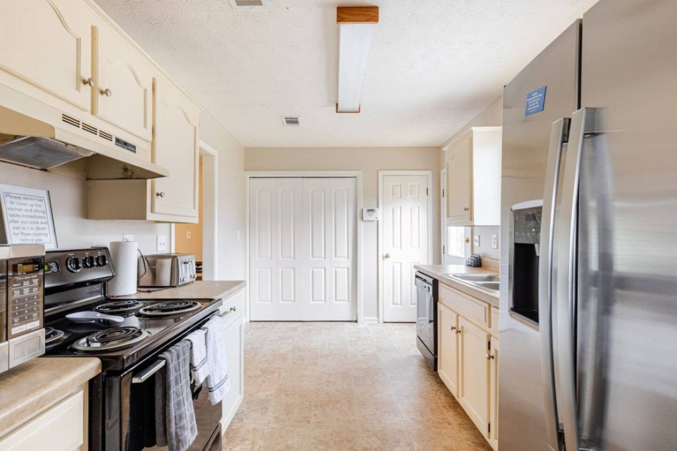 A full-size range, oven and side-by-side fridge hold a group's groceries, and Publix is only half a mile down the road.