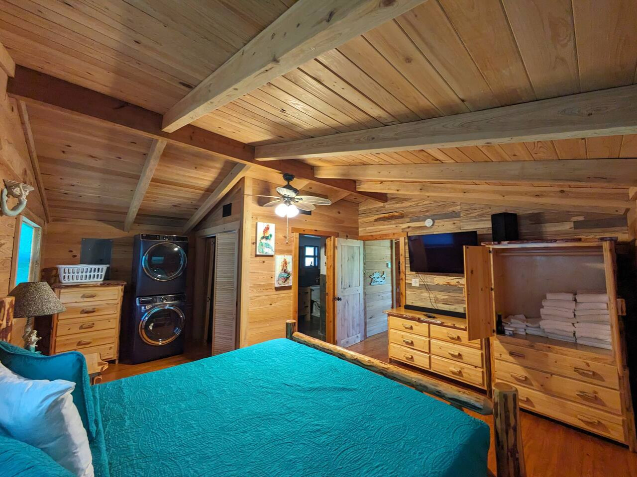 The same bedroom, with the linen cupboard open