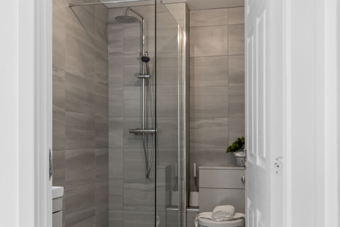 Castle View - ground floor 2 bedroom free parking in 59 Drip Road, FK81RN - Property image 39 - VivreStays
