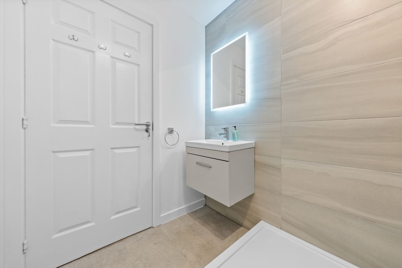 Castle View - ground floor 2 bedroom free parking in 59 Drip Road, FK81RN - Property image 16 - VivreStays
