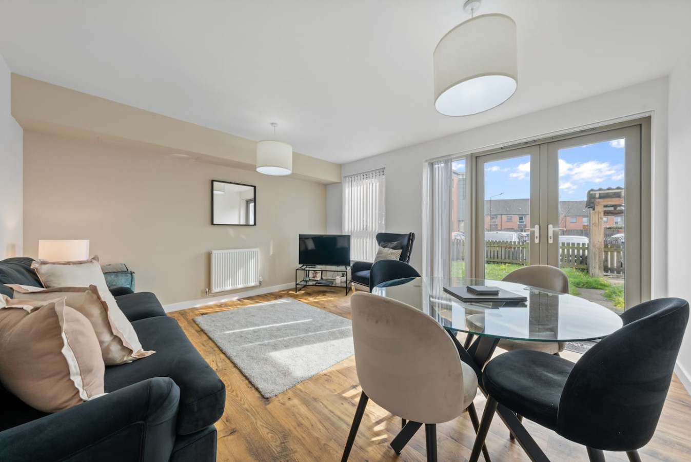 Castle View - ground floor 2 bedroom free parking serviced apartment - UK - VivreStays