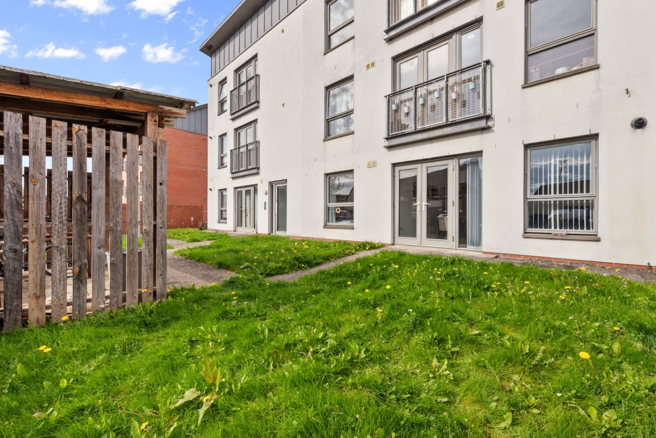 Castle View - ground floor 2 bedroom free parking in 59 Drip Road, FK81RN - Property image 51 - VivreStays